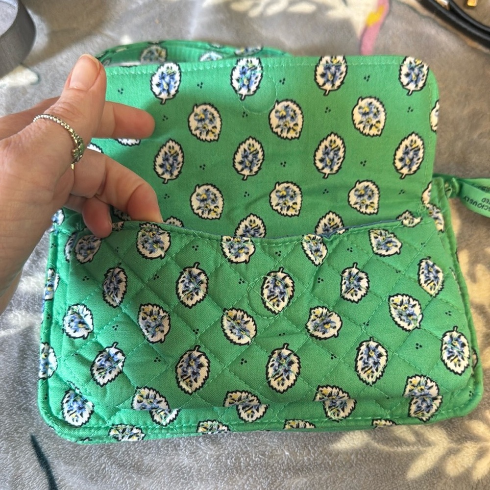 NWT Vera Bradley RFID Crossbody in Garden Green Leaf - Picture 2 of 6